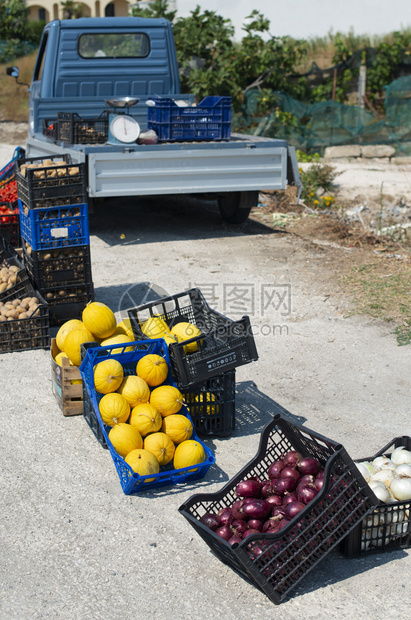 意大利小卡车街头蔬菜市场农民在意大利街上出售瓜和洋葱图片