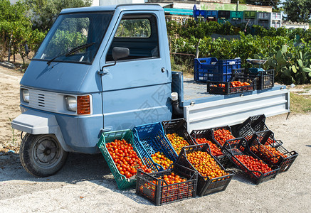 小意大利阿波卡车加西红柿街头市场农民在意大利街头销售西红柿图片