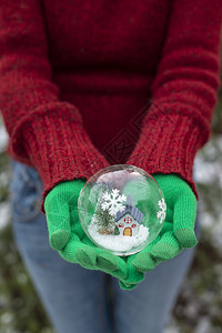 水晶的圣诞舞会里面有房子雪手拿着绿色套透明的球图片