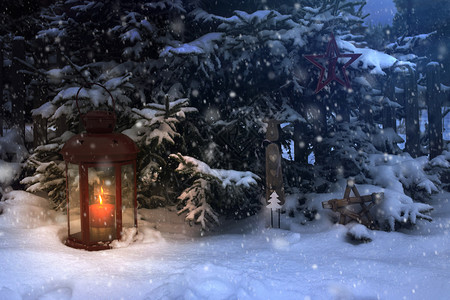 圣诞灯晚上里面有玻璃和蜡烛晚上到松树灯周围下雪夜晚有花飞翔图片