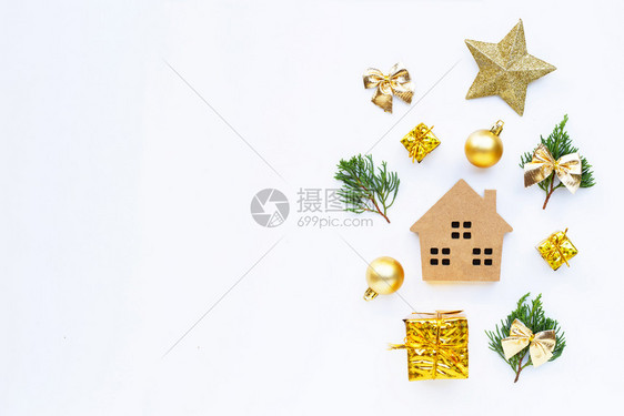 圣诞快乐节日有圣诞节成份的小型房屋礼品松树枝和白色背景的装饰品图片