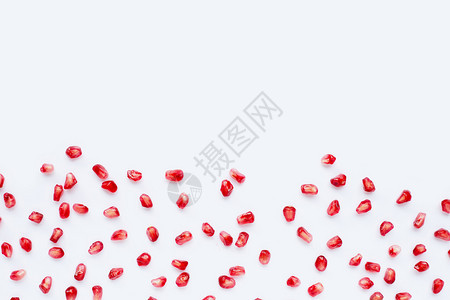 白色背景上的红石榴粒图片