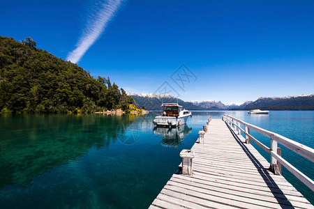 自然中平静湖在自然环境中平静湖水上航行的渔船背景