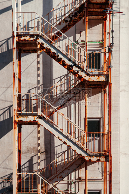 古老的生锈建筑紧急出口外楼有铁梯阳光明亮外面有铁楼梯