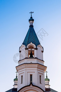 正统俄罗斯正统洋葱圆顶钟楼冬天在蓝下图片