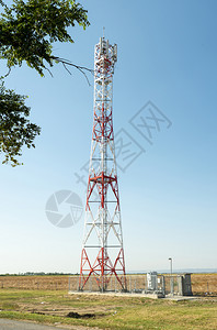 5g天线用于高速互联网传播城市外5g次中继器亮色红白背景图片