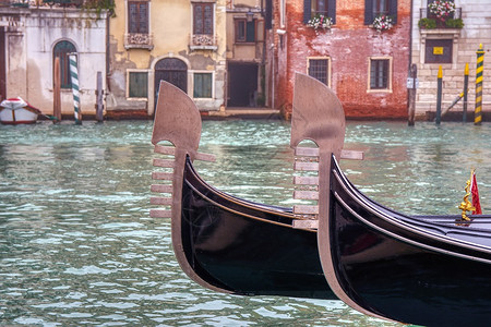 穿过威尼斯的运河意大利图片