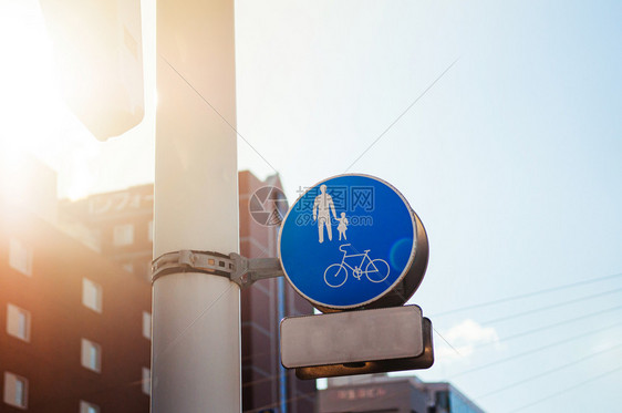 蓝色十字路面行人交叉标志与阳光天空相对一边有复制空间图片
