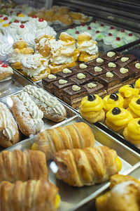 意大利糕点店在展示奶油和甜点图片