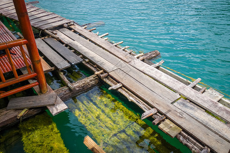 浮动平房细节在卓兰湖考索泰国泰国考索赤兰湖的浮动平房图片
