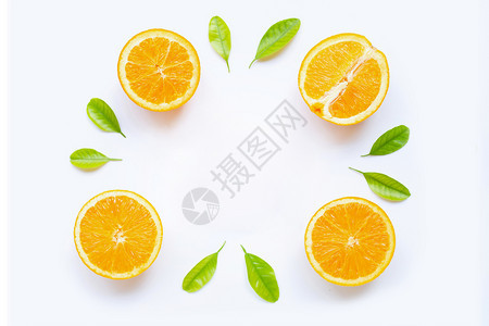 由新鲜橙子水果和白底绿色叶子制成的框架图片
