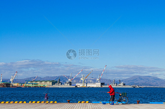 2018年月日雅潘哈科达蓝港湾有大型起重机和船山观背景远视的渔民和工业港口图片