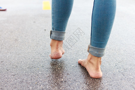 下雨后女人在街上玩得开心图片