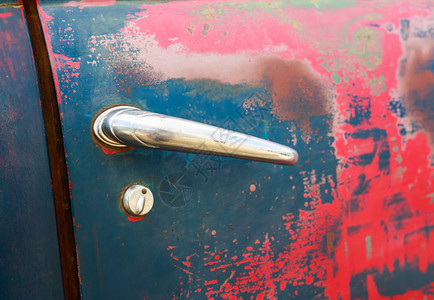 旧的生锈锁车门图片