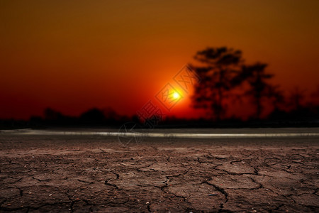 日落在破碎的沙漠之上图片