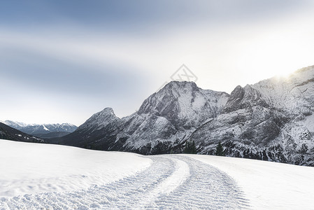 阳光明媚的冬季风景山峰是雪盖的自然是雪覆盖的高山路靠近奥斯特里亚的hrwald背景图片