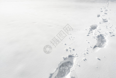 人脚在雪中留下痕迹脚印在雪中的小巷里冬季背景积雪的自然独游荡雪道图片