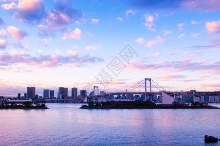 晚上日落时奥代伊巴彩虹桥和东京湾风景在粉红天空下背景的城市风图片