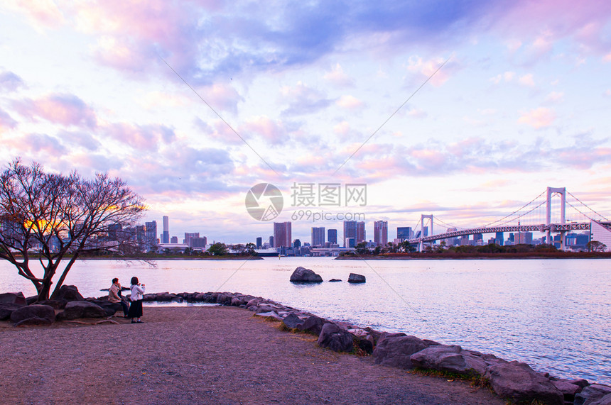 2019tokyjapnodib彩虹桥以及夜晚日落天空的东京湾景色图片