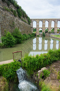 中世纪水渠和古城墙图片