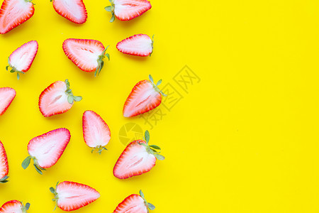 黄背景的草莓切片 图片