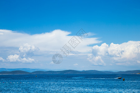 美丽的天空和蓝海热带滩图片