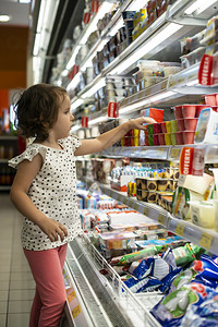 小超市在超市购买酸奶的小女孩背景