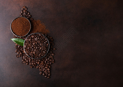 含有地面粉末和甘蔗糖立方体的新鲜有机咖啡豆棕色咖啡树叶图片
