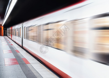 运行中的地铁列车和空平台公共交通环境生态友好运输工具地下高速火车图片
