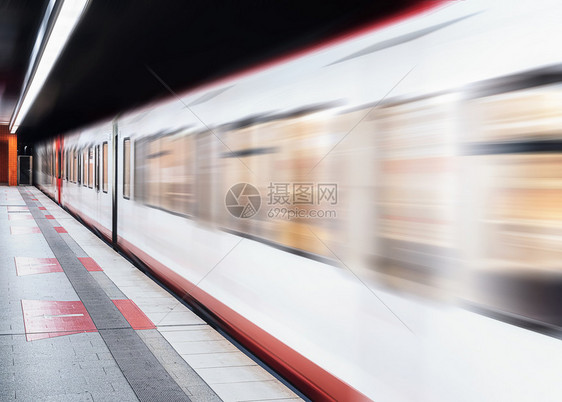 运行中的地铁列车和空平台公共交通环境生态友好运输工具地下高速火车图片