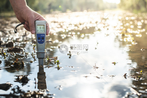 用数字设备测量水含日出在水上ph米计图片