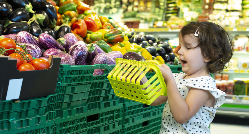 在超市购买水果和蔬菜的概念图片