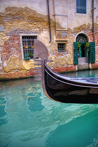 歌多拉在威尼斯的运河里航行意大利图片
