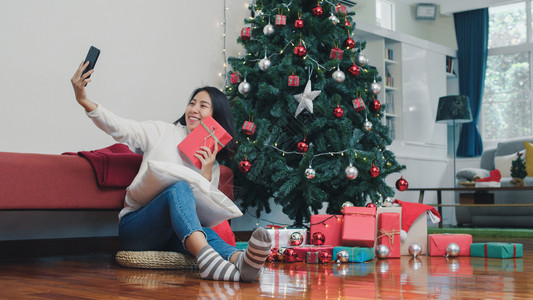 女青年在装饰自己家的圣诞树图片