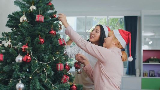 女快乐的少在家中客厅里一起欢笑庆祝节日图片