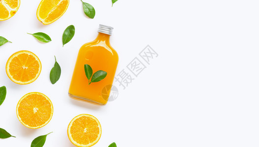 白色背景上含橙子果的新鲜汁最高视图图片