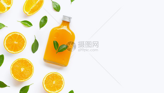 白色背景上含橙子果的新鲜汁最高视图图片