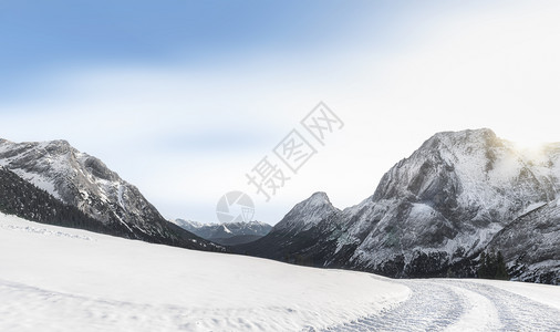 天气晴朗的冬季风景山峰有雪盖覆的自然以及12月在奥斯特里亚的厄尔瓦德附近的雪地高山路图片