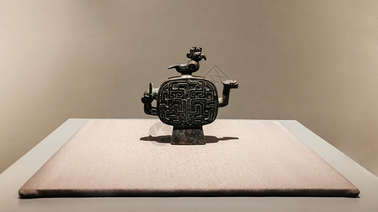 古老的铜制葡萄酒容器来自Xian的青春陵墓瓷器在博物馆中展出背景图片