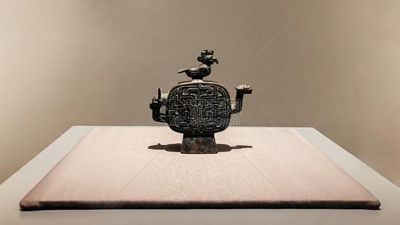 古老的铜制葡萄酒容器来自Xian的青春陵墓瓷器在博物馆中展出图片