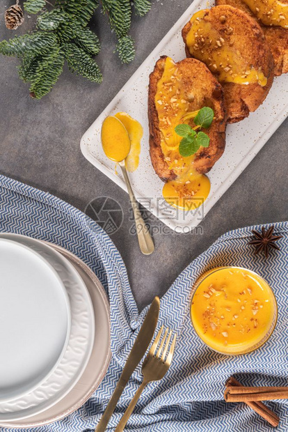 俯视图带有蛋黄和奶油的传统吐司图片