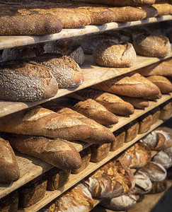 面包架上鲜烤亮光多样木架上有金壳的面包各种的美味图片