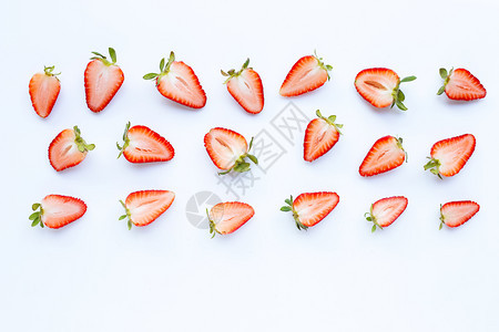 白色背景的草莓切片图片