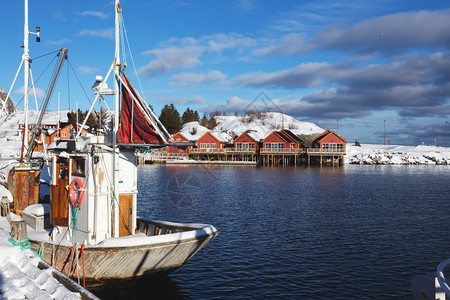 冬天的小海湾在岛上船只和罗布图片