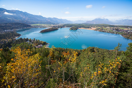 风景与美丽的山湖秋天图片