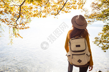 女孩站在湖岸边图片