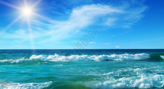 蓝色天空背景的海和太阳宽广的照片高清图片