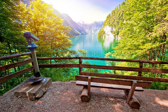 高山原湖边的太阳薄膜雾风景伯赫提斯加登尔土地巴伐利亚德意志图片