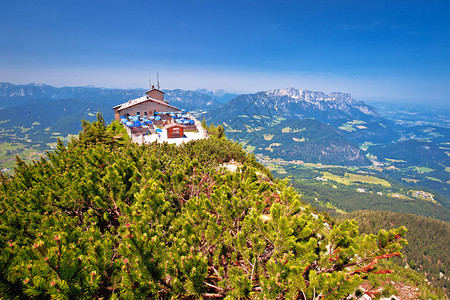 鹰和角巢或kehlstinaus藏身于阿尔卑斯山风平面之上的岩石巴伐利亚德国图片