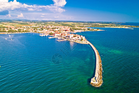古老的乌马格镇和港湾断水空中观测伊斯特里亚群岛croati图片